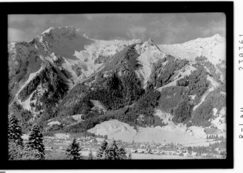 [Ehenbichl und Höfen bei Reutte im Ausserfern mit Gaichtspitze und Hahnenkamm / Tirol]