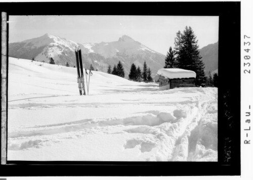 Zwoa Brettl an g`führigen Schnee : [Tannheimertal bei Nesselwängle gegen Hahnenkamm und Gaichtspitze / Ausserfern / Tirol]