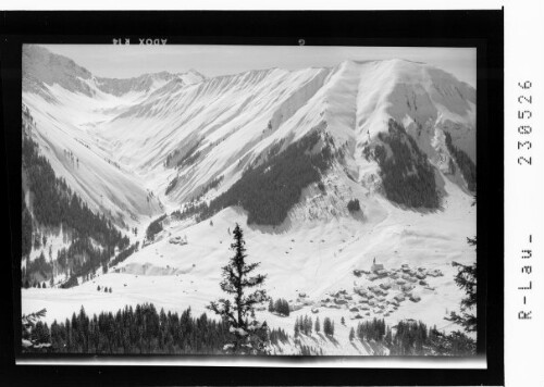 [Berwang mit Hönig und Suwaldspitze / Ausserfern / Tirol]