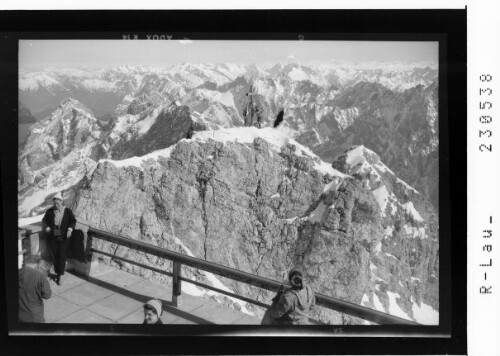 [Blick von der Zugspitze gegen Dreitorspitzen und Karwendelgebirge]