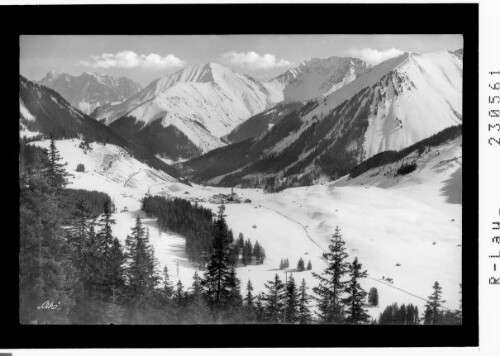 [Berwang gegen Bleispitze und Wetterstein Gebirge mit Zugspitze / Ausserfern / Tirol]