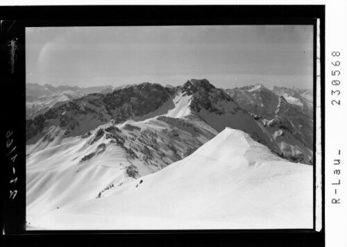 [Hahnenkamm gegen Gaichtspitze und Lechtaler Alpen mit Heiterwand und Parseier Spitze / Ausserfern / Tirol]