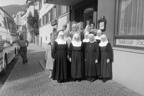 Nonnen und eine Gruppe Pensionistinnen vor dem Hotel Messmer