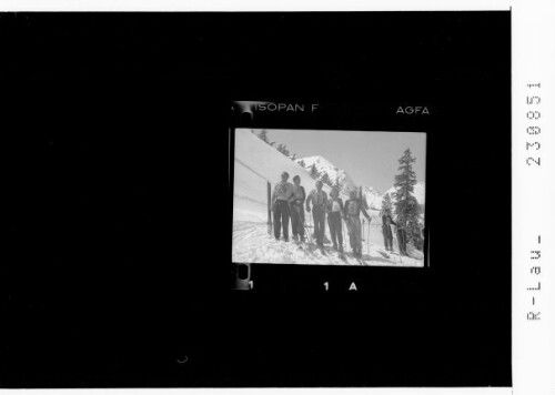 [Gästeklasse aus Garmisch-Partenkirchen beim Mahdlochrennen 1948 in Lech am Arlberg]