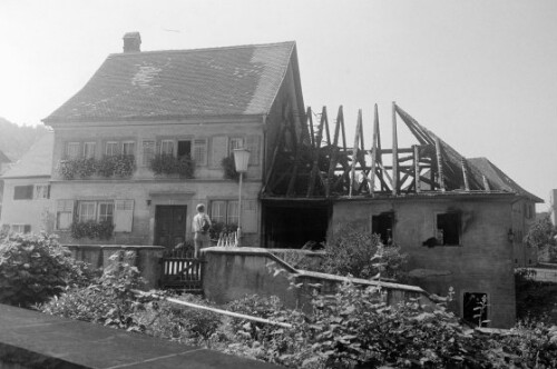 Ausgebranntes Nebengebäude der Kirche St. Gallus