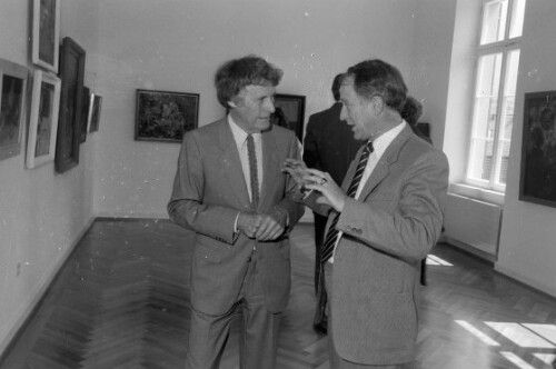 Bundespräsident Rudolf Kirchschläger wird durch eine Ausstellung geführt