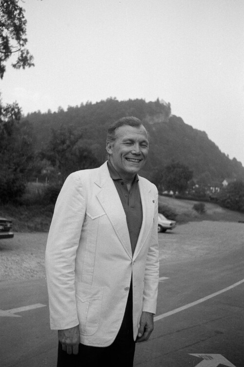 Der Dirigent Georges Pretre posiert vor dem Hotel Schwärzler