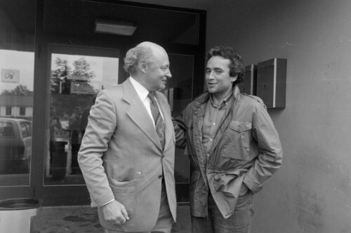 Ernst Bär und Jose Carreras vor den Büros der Festspiele