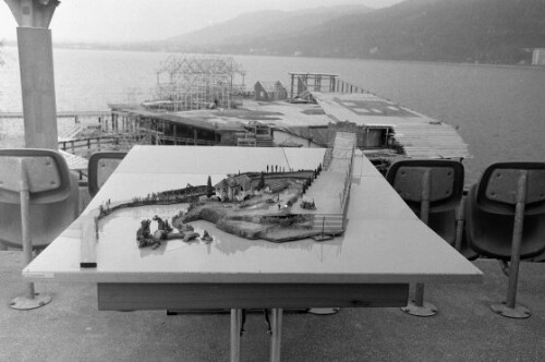Modell des Bühnenbilds der Festspiele 1982 und die im Umbau befindliche Seebühne