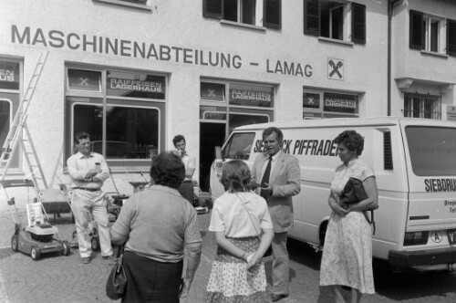 Präsentation von Rasenmähern vor dem Raiffeisen-Lagerhaus in Bregenz