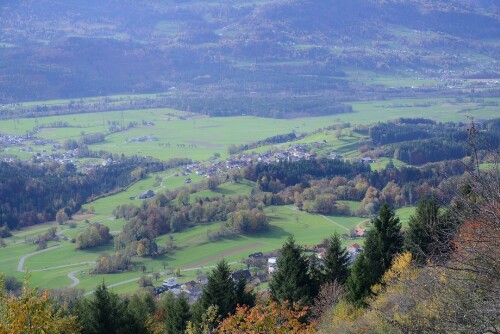 Blick ins Tal von Dünserberg im Herbst