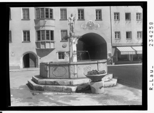 Stadtbrunnen und Gerichtstor in Rattenberg / Tirol : [Stadtbrunnen mit dem Bezirksgericht]