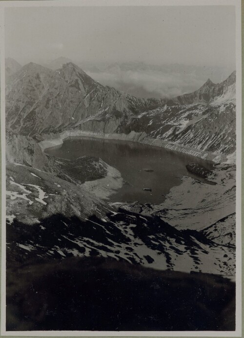 Abgesenkter Lünersee vom Grenzkamm südlich der Totalpe, aufgen. 1. November 1927, Foto 195
