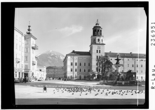 Salzburg / Residenzplatz mit Glockenspielturm und Gaisberg 1288 m