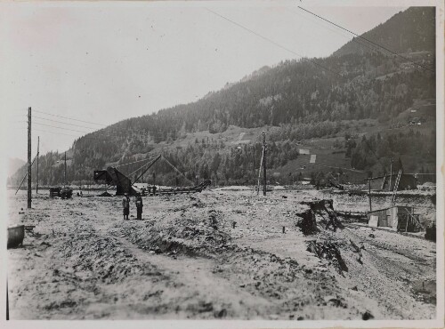 Ausgleichbecken, Aushub des Becken I, in Mitte ein E.Bagger für den Aushub des Vorflutgrabens, rechts im Vordergrund Böschung der Maschinenhaus Baugrube