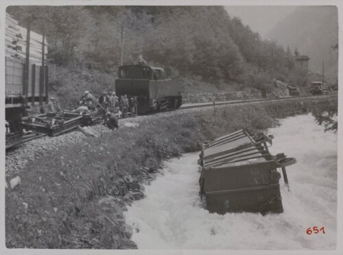 Bahnstrecke Montafon, entgleister Wagon liegt in der Ill