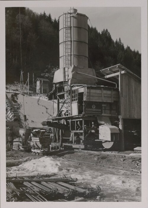 Sonthofener Mischanlage 1000 l Zwangsmischer mit aufgesetztem Zementsilo.