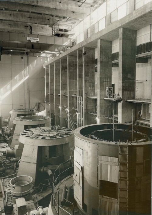 Lünerseewerk, Krafthaus, Blick in die Maschinenhalle gegen den 10 kV Anbau zu