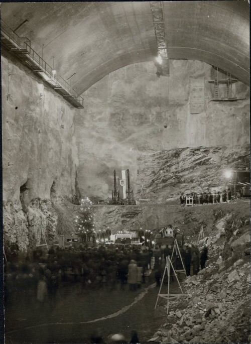 Feierlichkeiten in der im Bau befindlichen Kaverne