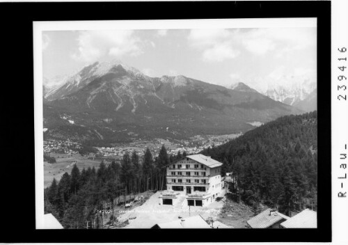 Gasthof Pension Arzlerhof / Arzl 900 m / Pitztal / Tirol : [Hotel Arzlerhof mit Blick auf Imst gegen Platteinspitzen und Heiterwand]