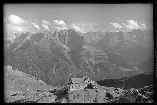 [Hermann von Barth Hütte gegen Lechtaler Alpen mit Ruitelspitzen - Parseier Spitze und Freispitze / Ausserfern Tirol]