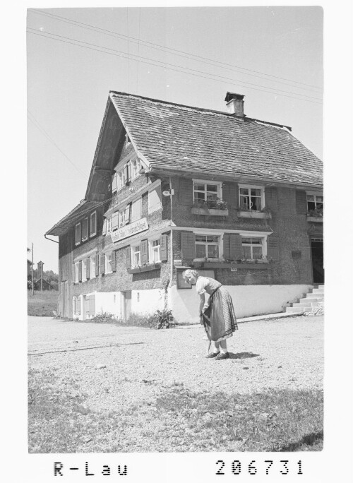 [Frau mit Kind vor dem Gasthaus Adler in Buch]