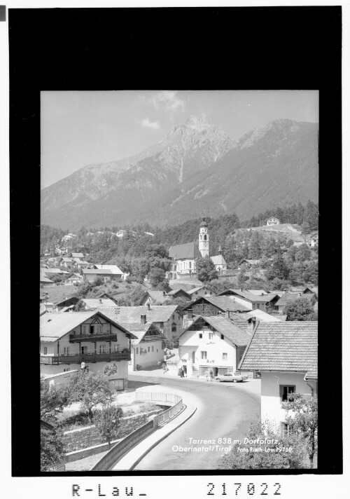 Tarrenz 838 m, Dorfplatz, Oberinntal / Tirol : [Tarrenz im Gurgltal gegen Vordere Platteinspitze]