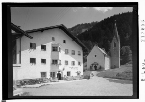 [Gasthof Kronburg und Kirche in Kronburg bei Zams / Tirol]