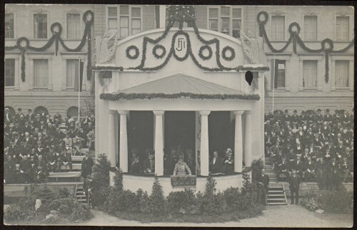 [Kaiser Franz Josef I. 1909 zu Gast in Bregenz betrachtet vom Pavillon den Festzug]