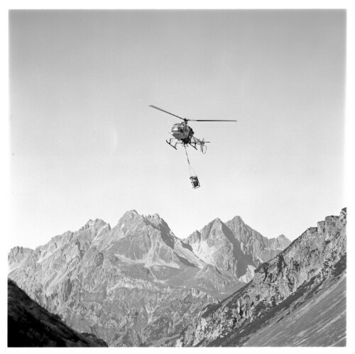 Hubschrauber beim Betonieren am Arlberg