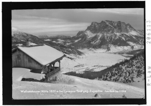 Wolfratshauser Hütte 1800 m bei Lermoos in Tirol gegen Zugspitze