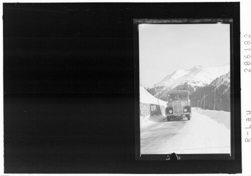 [An der Arlbergstrasse / Blick zur Hochkarspitze]